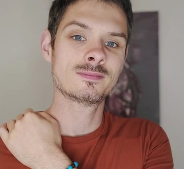 L'artisan avec un bracelet Link bleu au poignet