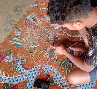 hand cutting high quality handmade Nepalese carpet - himalayacarpetnepal.com