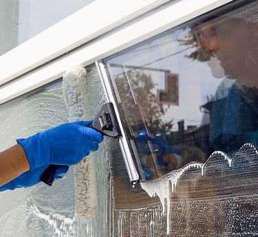 nettoyage vitre avec technicien NetT immeuble toulouse