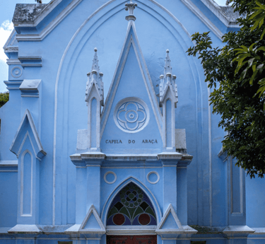 A imagem mostra a entrada da capela tradicional do cemitério araçá com fachada azul claro