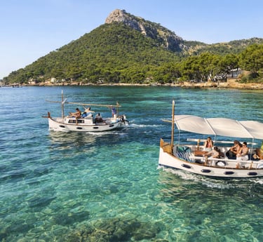 Swimming in crystal-clear waters on a private boat tour Mallorca Pollensa