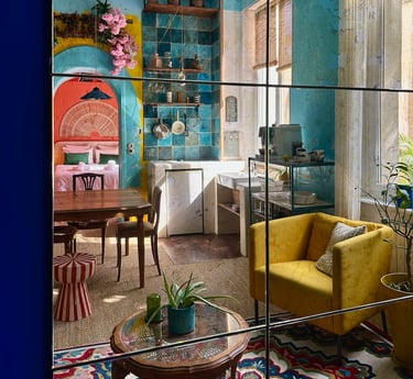 Salon et cuisine dans le reflet du miroir