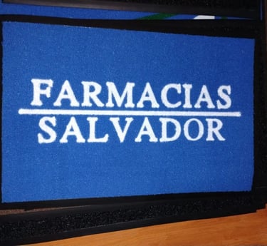 Felpudo con logo personalizado de Farmacias Salvador
