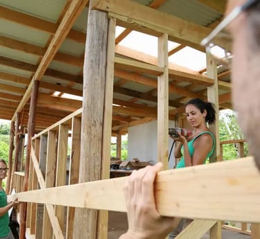 Groupe de personne construisant une cabane en bois