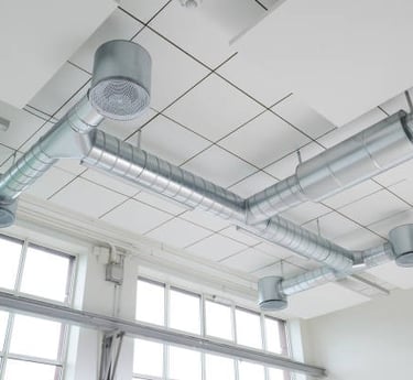Ventilationskanaler som hänger på taket plus tilluftsdon
