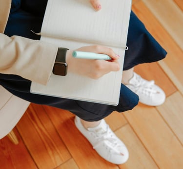 Photo d'une psychologue notant des éléments importants