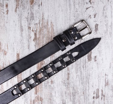 Cintura in cuoio nera Crazy Black di MaxCuoio stesa su un tavolo