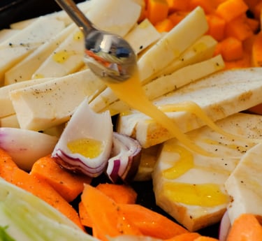 Préparation d'une recette de légumes rôtis