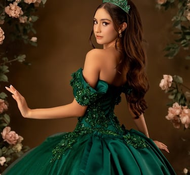 Sesión fotográfica de quinceañera en exteriores de Aguascalientes luciendo vestido elegante.