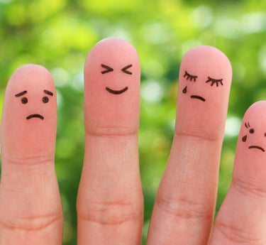 caras feliz, neutra y triste que representan el péndulo emocional y la variación en los estados de ánimo de una persona