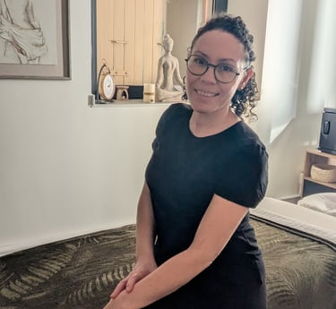 Photo d'Elodie, praticienne en massages bien-être certifiée, dans la pièce de massages