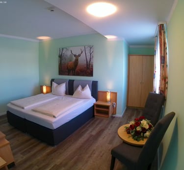 modernes Doppelzimmer mit bequemen Boxspringbett