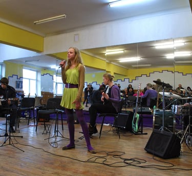 Studijos Kvarta koncertas. Ansamblis: gitara, vokalas, bosas, būgnai