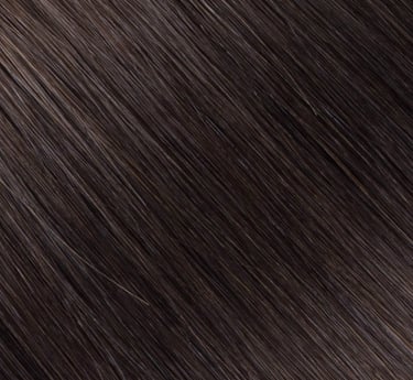 Gros plan de la texture de rallonges de cheveux brun espresso foncé, lisses et brillants.