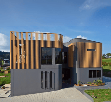 Frontal completo de Puzzle House mostrando doble volumen y diseño arquitectónico contemporáneo.