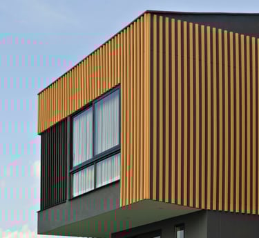 Vista cercana de la esquina de la casa con diseño modular y ventanales amplios.
