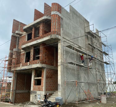 Fachada lateral de Casa 43 en obra gris con estructura expuesta.
