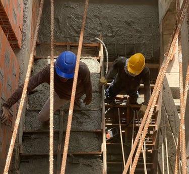 Aplicación de concreto en escaleras durante obra de Casa 43.