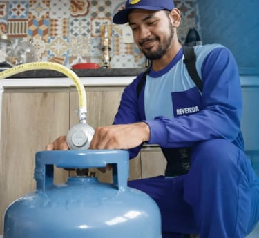 Técnico da Maná Gás realizando instalação de gás residencial em cozinha em Primavera do Leste - MT