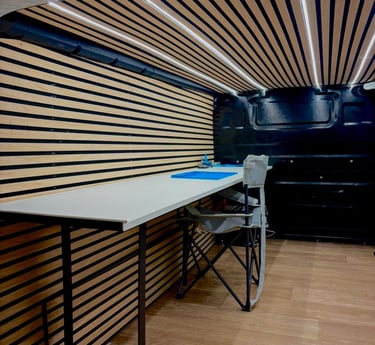 Atelier de réparation de téléphones mobile à Paimpol : intérieur d'un camion aménagé