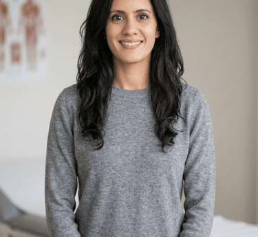 Djamila Imache, ostéopathe DO à son cabinet de L'Isle-Adam.