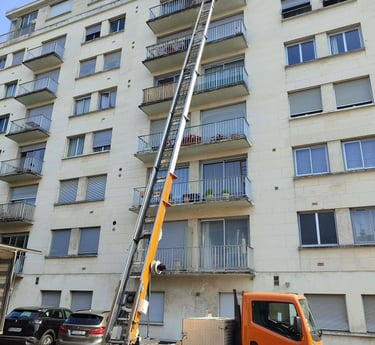 Monte-meuble Lepeltier - Déchargement de meubles et matériaux au 6e étage d'un immeuble à Tours.