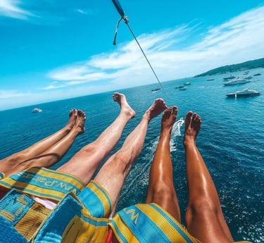 parasail à trois au dessus des yachts de Pampelonne