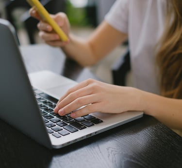 Agente de viajes dando atención personalizada