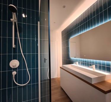 Douche à l’italienne et double vasque dans une salle de bain contemporaine.