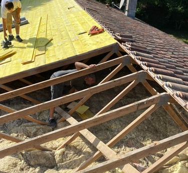 Pose soignée de tuiles et ardoises avec diagnostic rapide et devis gratuit.