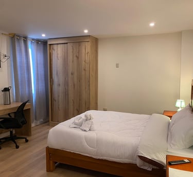 Habitación moderna y elegante en hotel en Huayllay Pasco Perú con cama cómoda y acogedor