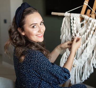 Nuestros tejidos de macramé son elaborados nudo a nudo con la mejor energia para ti.