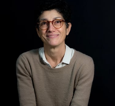 Portrait en couleurs de Véronique Ribera, auteure et correctrice.