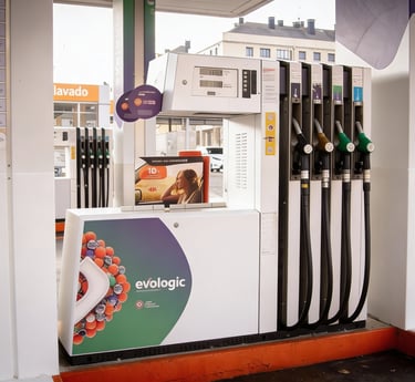Un moderno surtidor de gasolinera Galp Evologic con múltiples boquillas de combustible y pantalla di