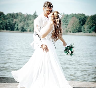 Braut und Bräutigam tanzen auf einem Steg am Möhnesee – romantischer Moment bei einer Sommerhochzeit.
