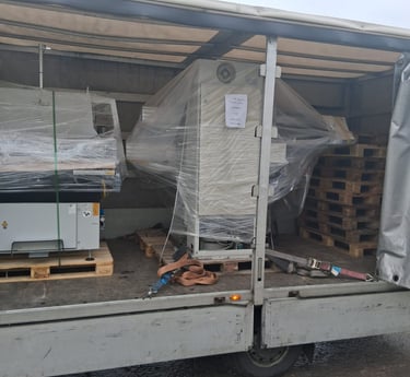 Transport mašina specijalizovanim vozilima. Siguran prevoz mašina za industrijsku upotrebe.