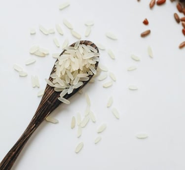 cuchara con arroz sobre una mesa