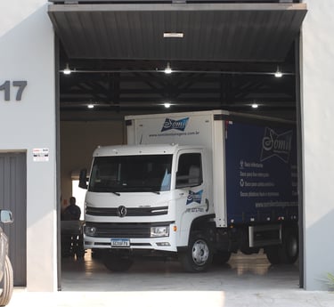 Caminhão está estacionado em uma garagem