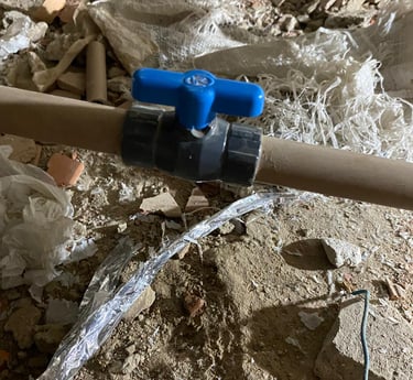 a pipepiped water pipe with a hose attached to a pipe