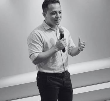 Alan Ochotorena palestrando neurodivergência liderança inclusiva falando ao microfone.