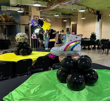 Mesa principal decorada con globos