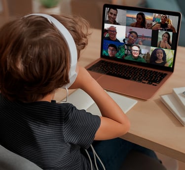 Aluno participando de aula online de inglês na Metropolis Idiomas — mais de 5.000 alunos formados e