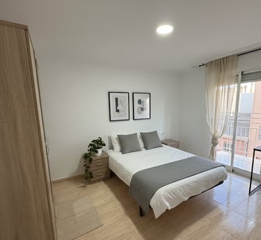 Habitación moderna de matrimonio con escritorio