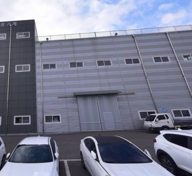 a group of cars parked in front of a building