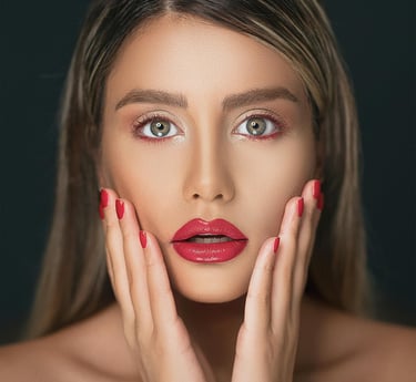 Modelo com lábios volumosos e brilhantes