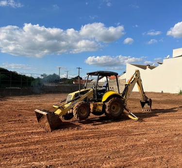 Retroescavadeira realizando serviço de terraplanagem e nivelamento de terreno em Rio Claro SP.