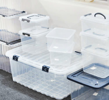 a bunch of plastic containers with clear plastic containers