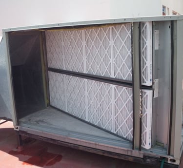 filtros de carton nuevos instalados en unidad paquete de aire acondicionado