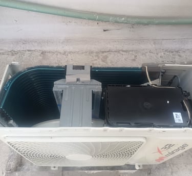 unidad condesadora de aire minisplit destapada colocada sobre azotea
