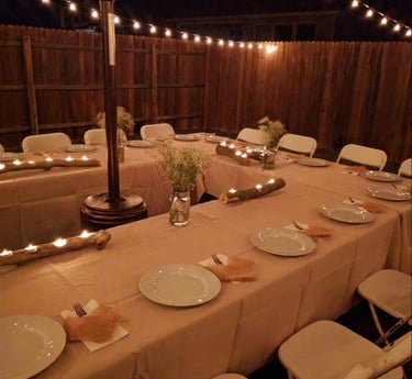 Mesas y sillas de el paso diamond events decoradas para un evento al aire libre